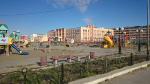 vedutsya-raboty-po-ustrojstvu-travmobezopasnogo-pokrytiya-na-detskoj-ploshhadke-na-ploshhadi-fontannaya