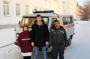 Отважный водитель скорой помощи Александр Долгов (справа)
