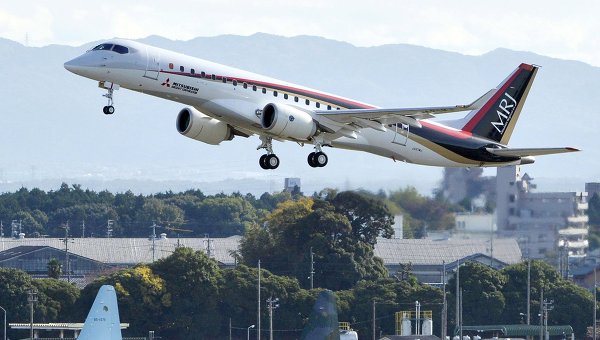 Новый японский реактивный самолет MRJ совершил пробный полет