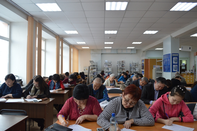 Около 1000 якутян написали диктант на родном языке