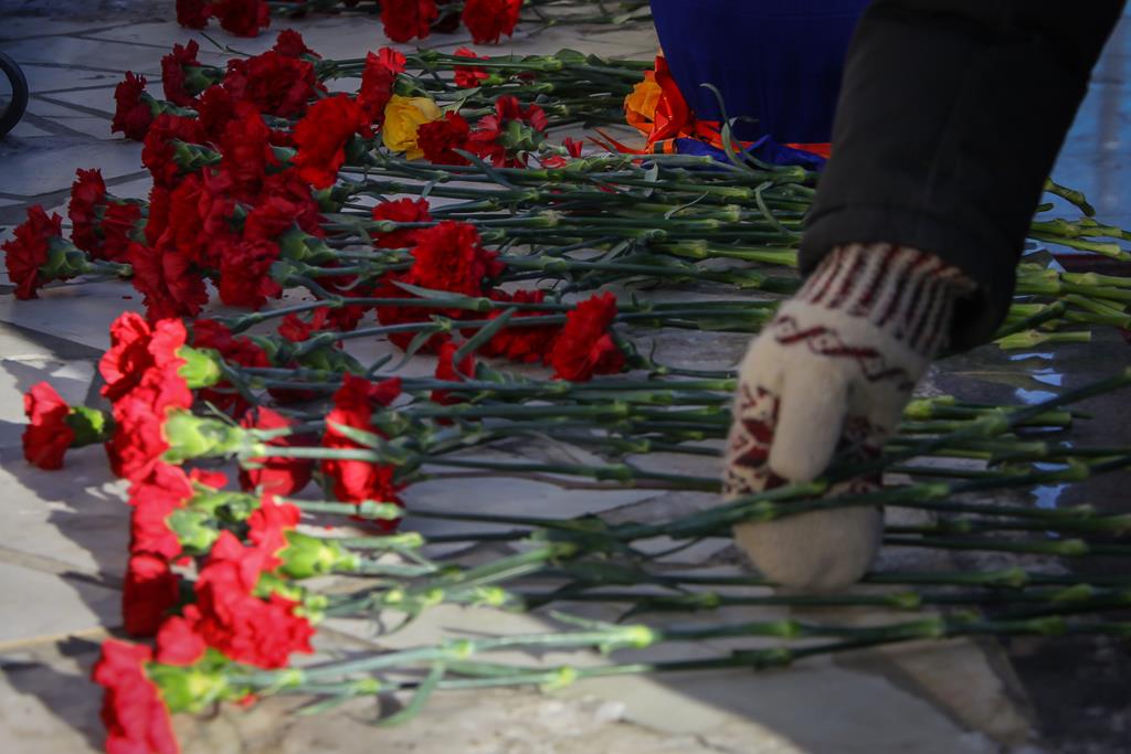 Якутяне возложили цветы к памятнику «Журавли над Ильменем»