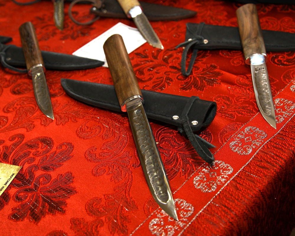 Ножевые выставки в москве. Выставка клинок 2023. Уус Экспо якутские ножи. Мандар Уус ножи. Выставка ножей.