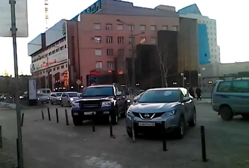 Я паркуюсь, где хочу: два джипа мешают остановке