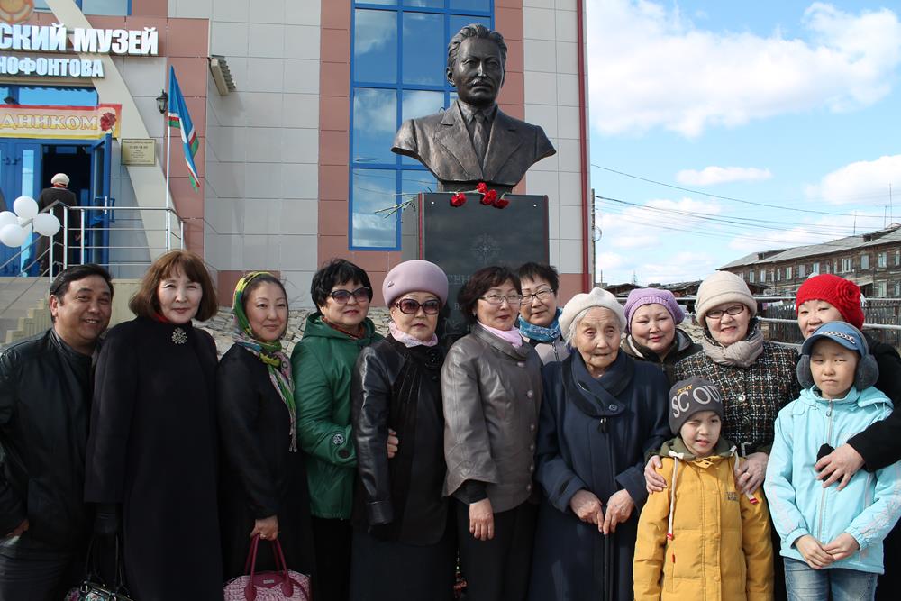 Брат якутска. Художественная школа Покровск Якутия. Братья Ксенофонтовых города Покровск Якутия. Семья Ксенофонтовых города Покровск Якутия.