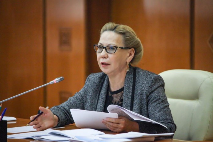 Премьер Якутии обратила внимание на трудоустройство выпускников на алмазогранильные предприятия