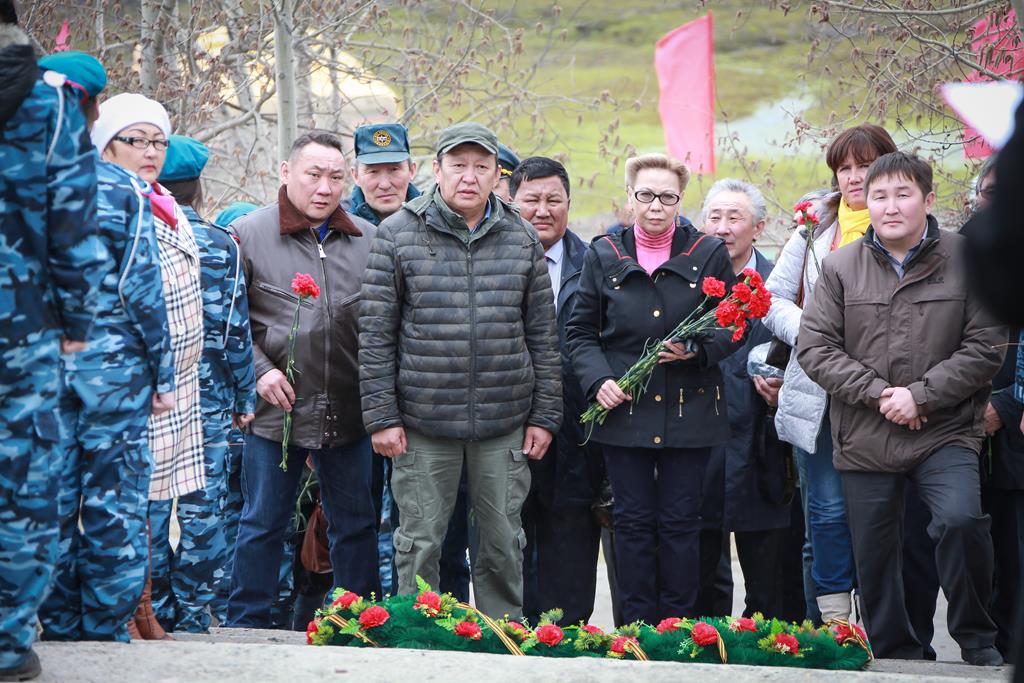 Правительственная группа возложила цветы к памятнику Федору Охлопкову