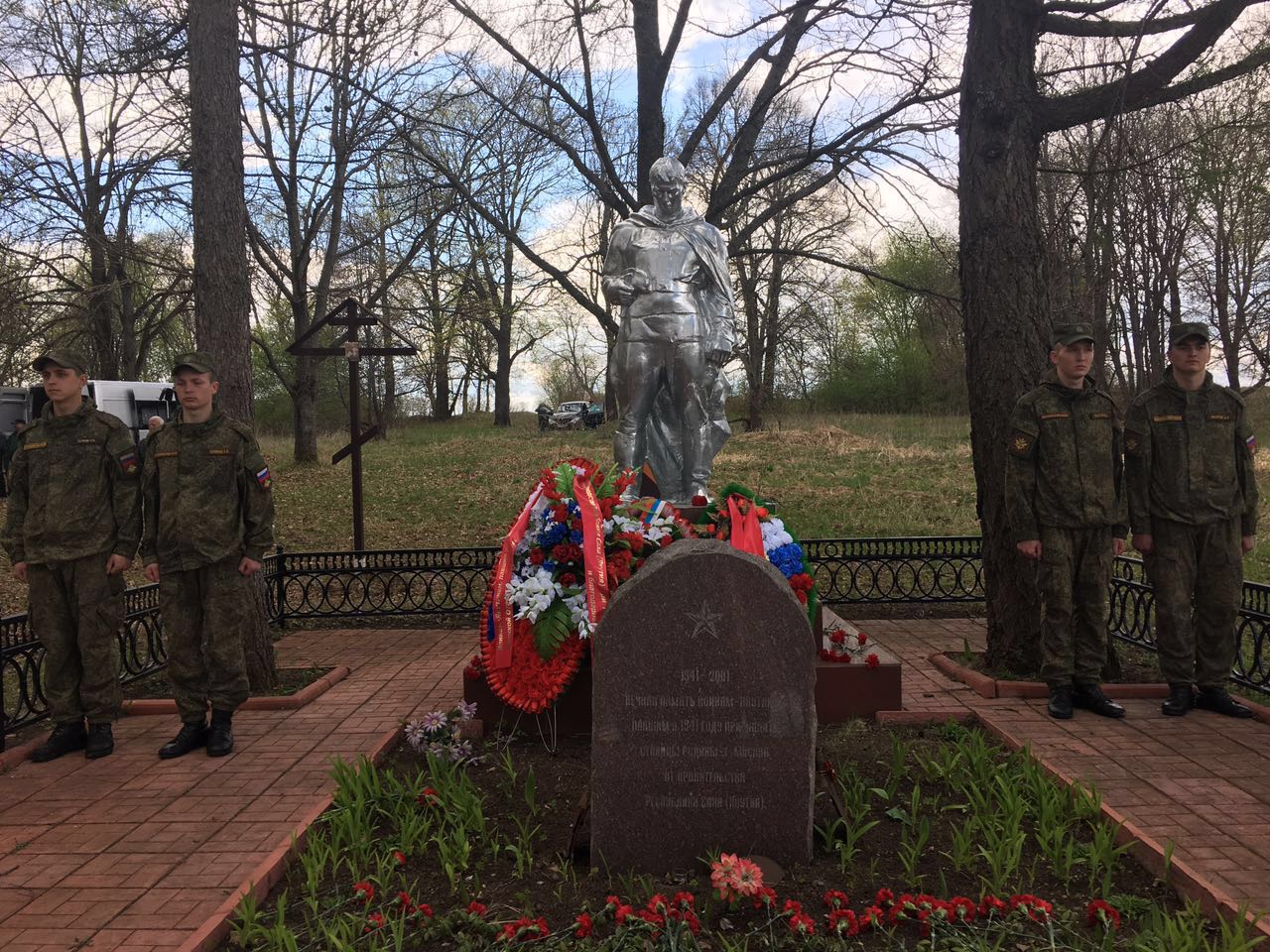 Делегация постпредства Якутии возложила цветы к мемориалу воинам-якутянам в Московской области