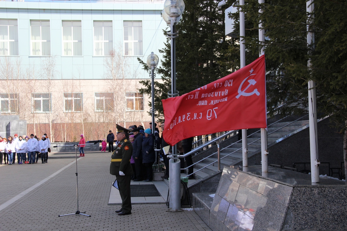 В Мирном торжественно водрузили Знамя Победы