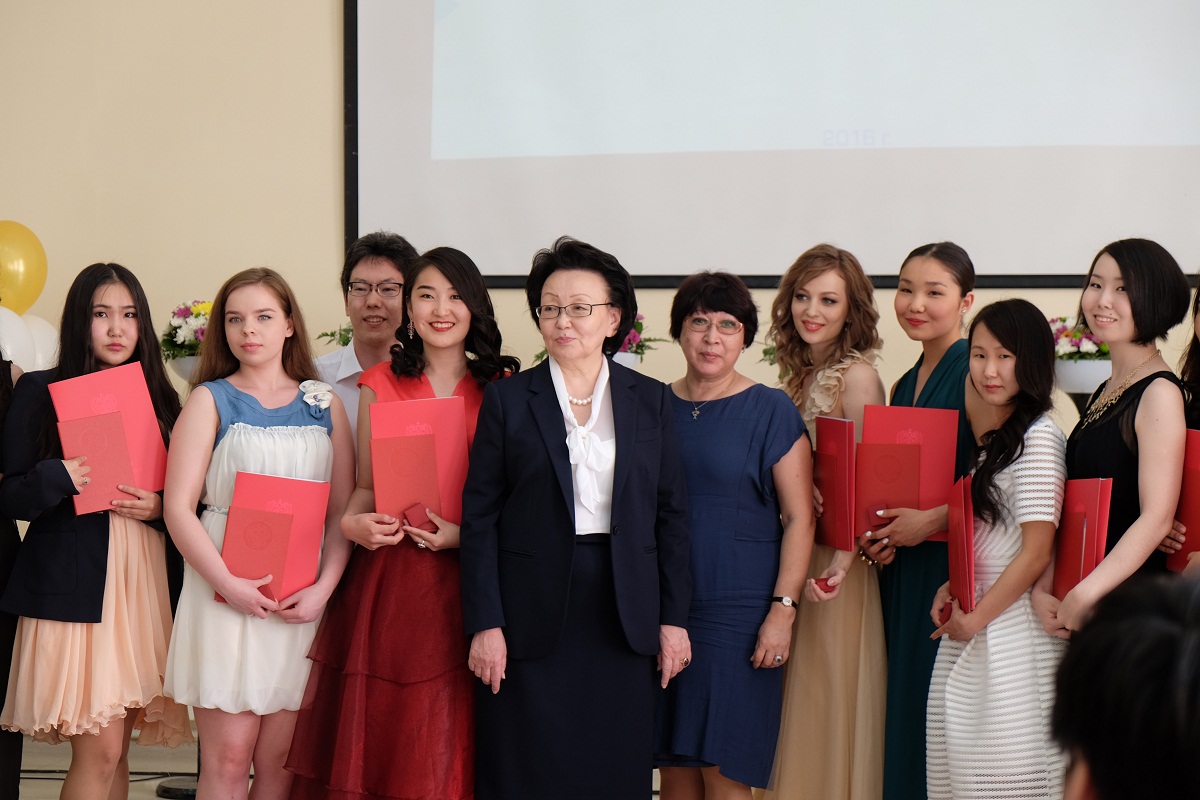 Свыше 400 выпускников СВФУ окончили учебу на «отлично»