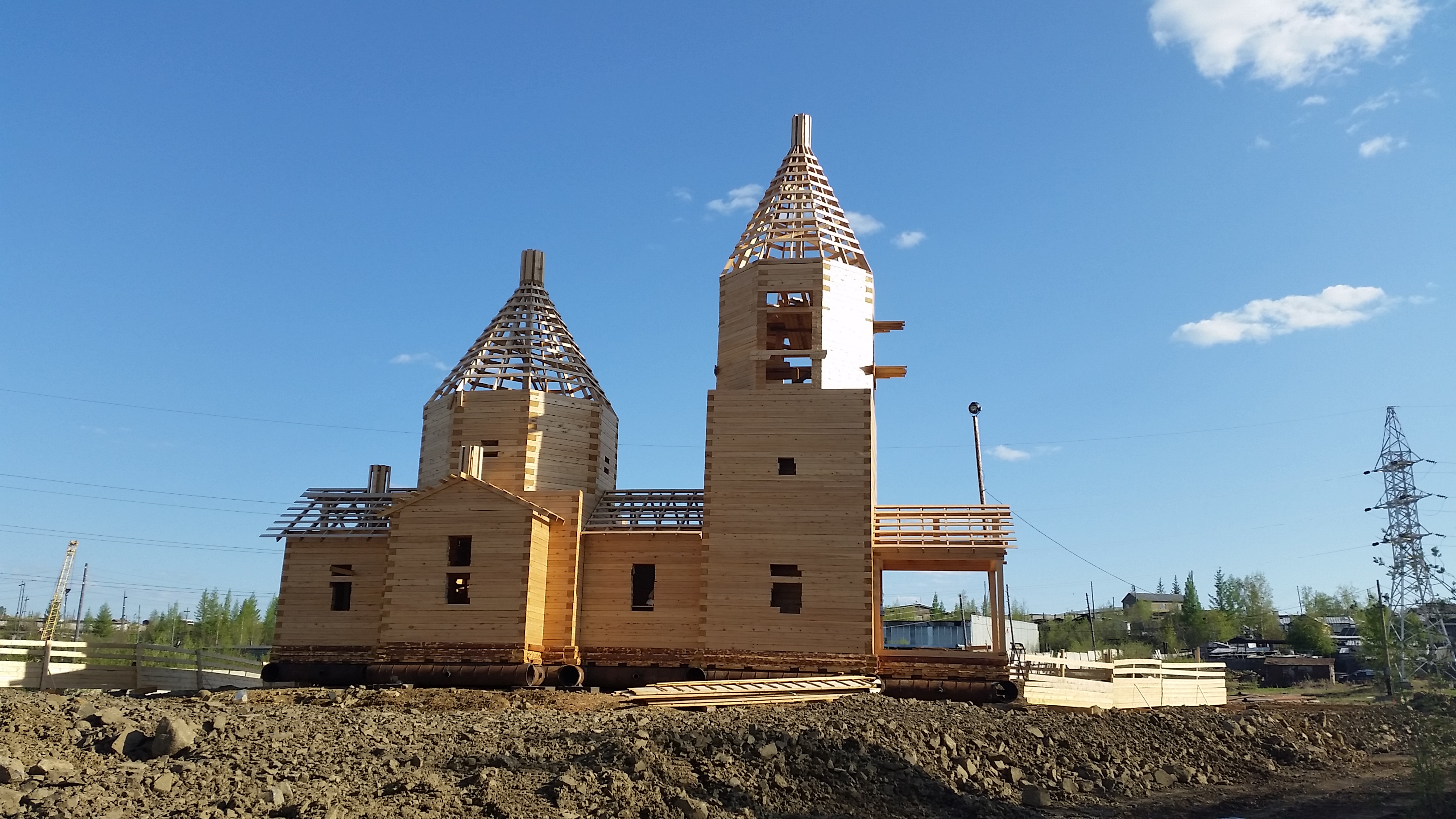 В поселке Чернышевский достраивают православный храм
