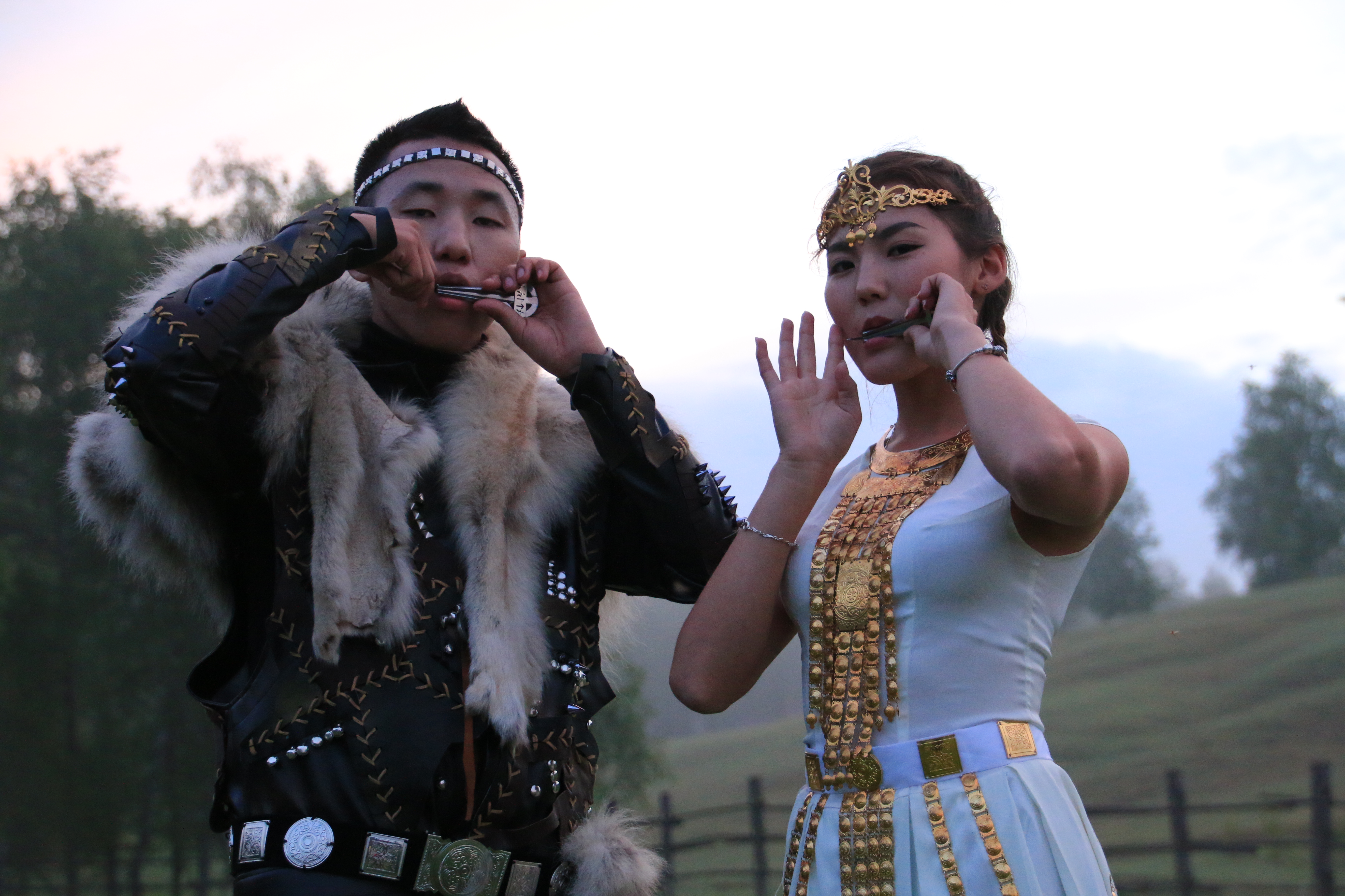 Игра на хомусе. Саха Якутия якуты. Национальный костюм народов Якутии хомус. Якутский национальный инструмент хомус.