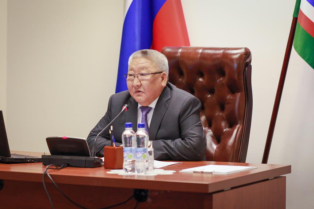 Глава Якутии потребовал решить проблему с земельными участками для многодетных семей