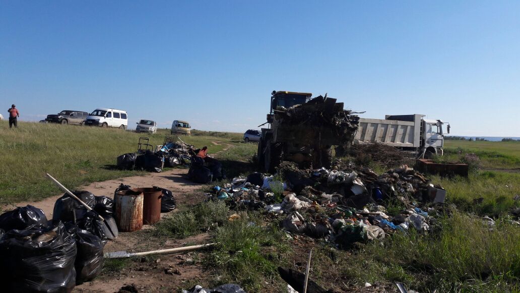 С Покровского тракта вывезли кузов автобуса и 300 мешков мусора
