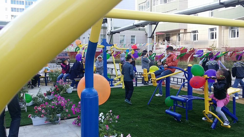 В Якутске появились уличные тренажеры