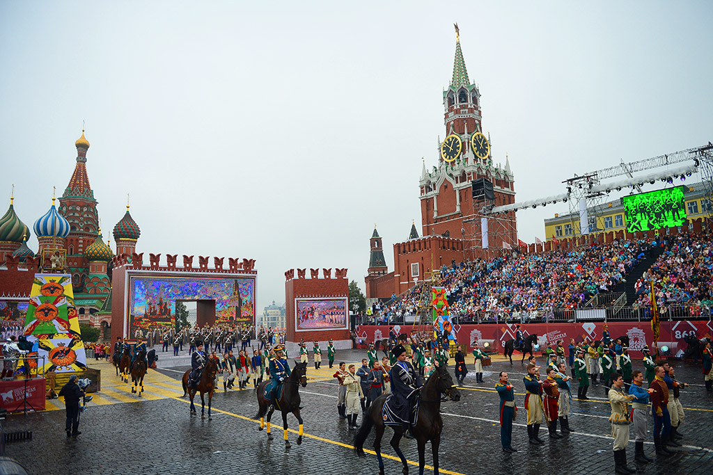 Московский отметить. День города красная площадь. Якуты на красной площади. Гуляния по красной площади. Представление красная площадь.