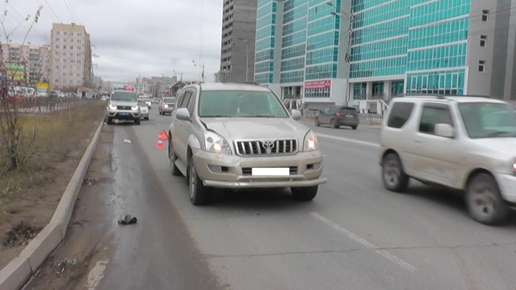В Якутске женщина при переходе дороги в неустановленном месте попала под колеса джипа