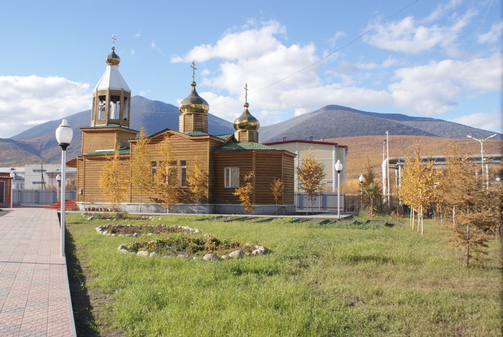 Фото поселка усть. Поселок Усть-Нера Оймяконского района. Усть-Нера храм Успения. Поселок Нера Якутия. Усть Нера мост через Индигирку.