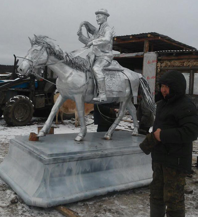 В Якутии поставили памятник первому Герою Труда