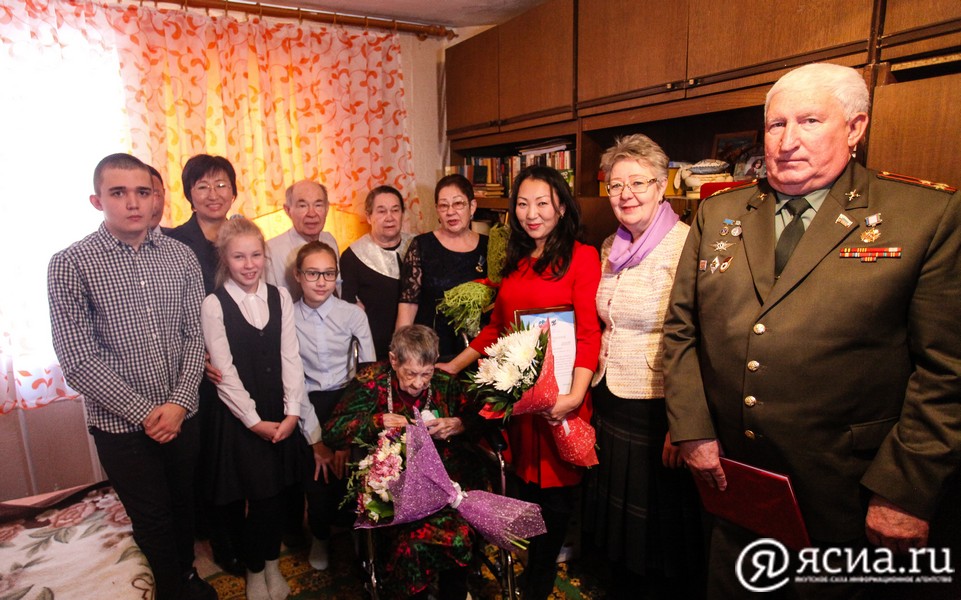 Долгожительницу Якутии Елизавету Борискову наградили почетным знаком «Уйэ саас»