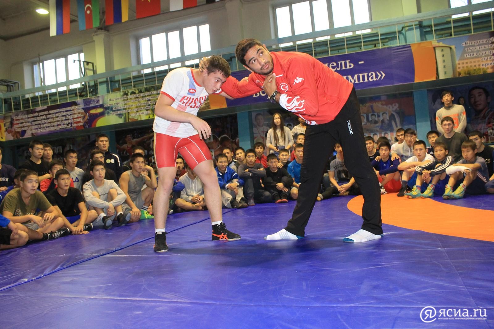 Олимпийский чемпион Таха Акгюль встретился с борцами Якутии