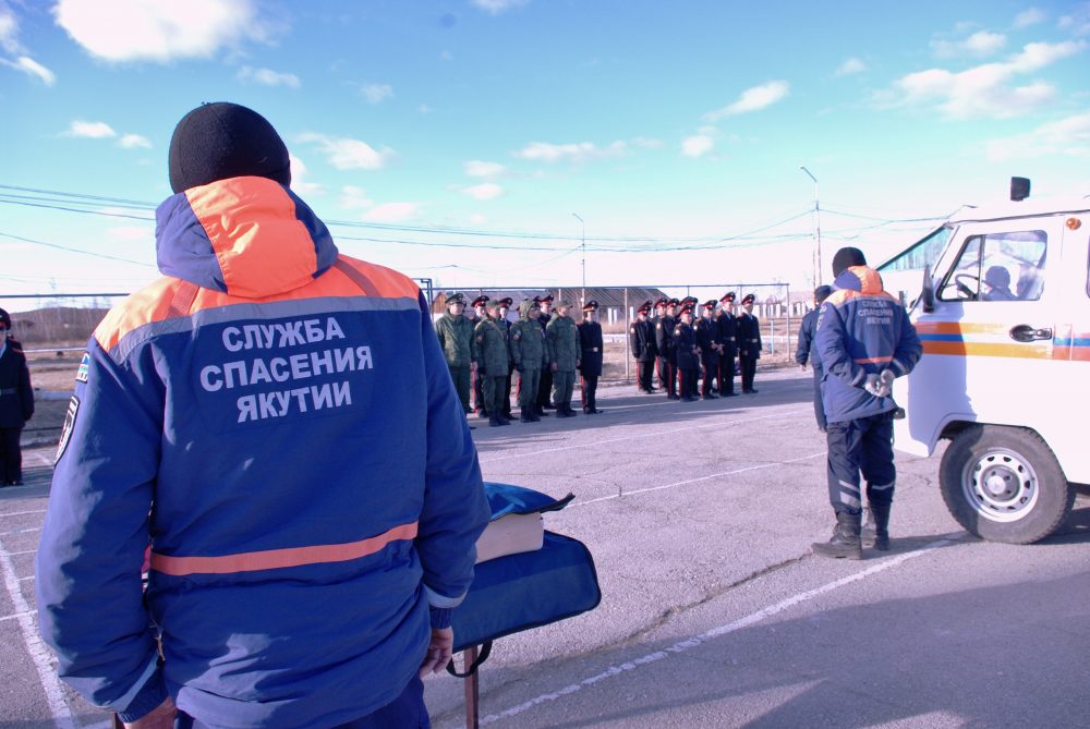 Служба спасения якутии. Спасательные службы в Якутске. Китель служба спасения Якутии. Учебный центр спасатель Якутск.