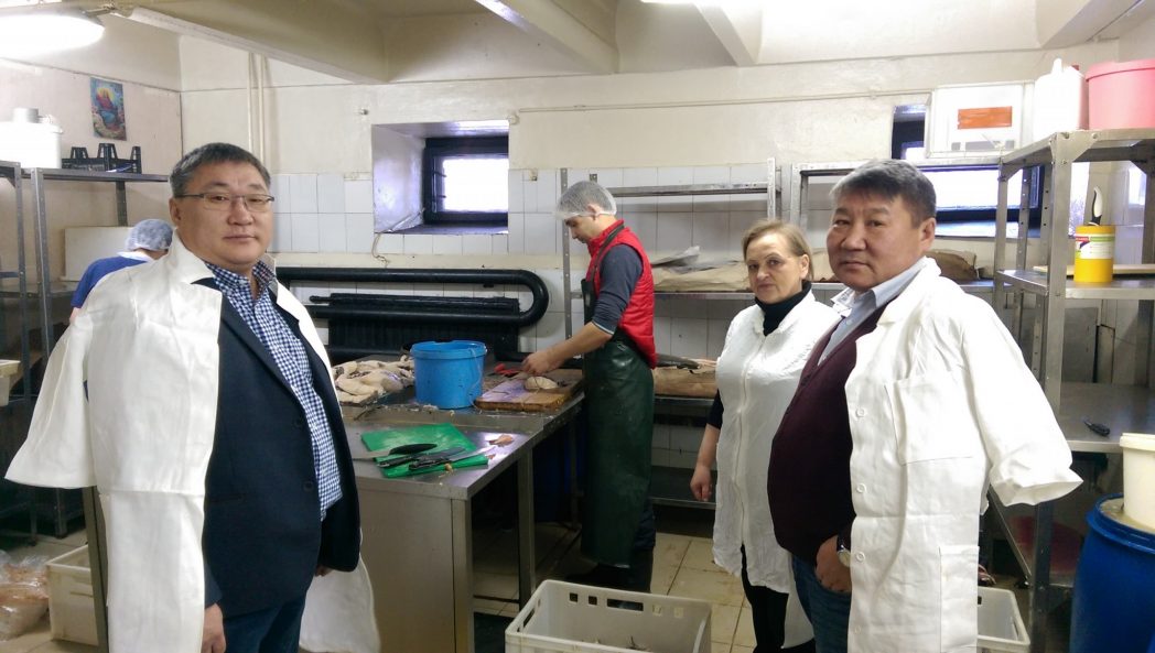 Главы Кобяйского и Оленекского улусов посетили петербургский рыбный цех