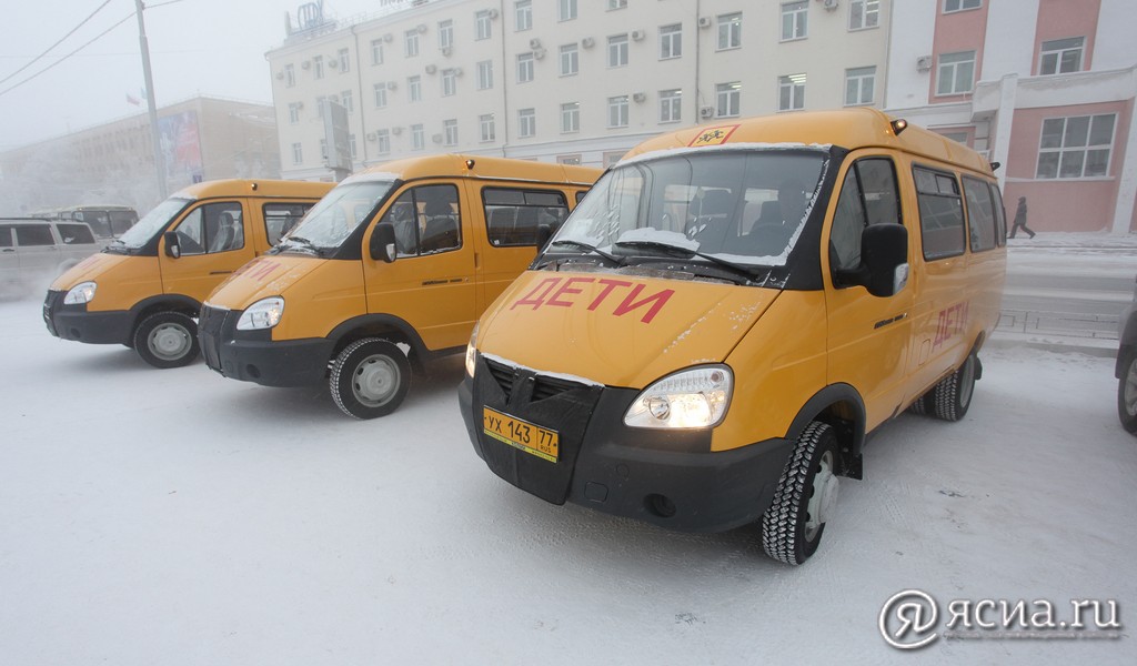 В погоне за знаниями: Девять школ Якутии получили новые микроавтобусы