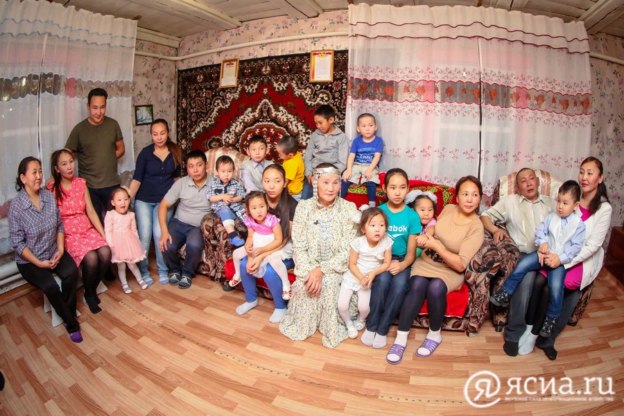 Улуус олоҕо: Оҕолорун иннилэригэр ытык иэһин төлөөбүт Ийэ