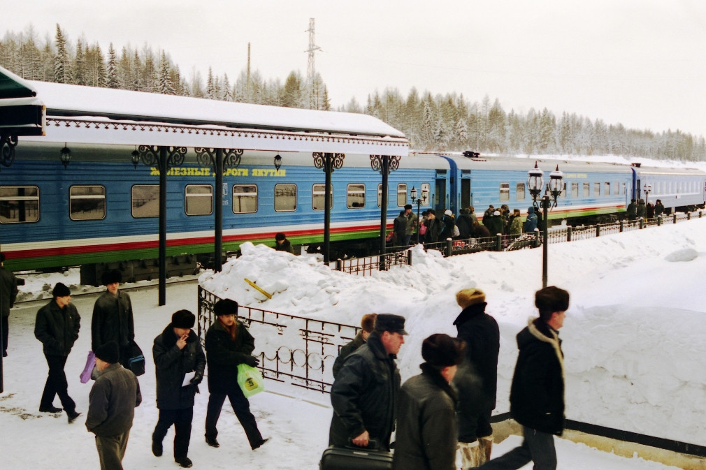 Бестях якутск. Железные дороги Якутии пассажирский поезд. ЖД Алдан Якутск. Нерюнгри вокзал ЖД вокзал. Якутия пассажирские вагоны.