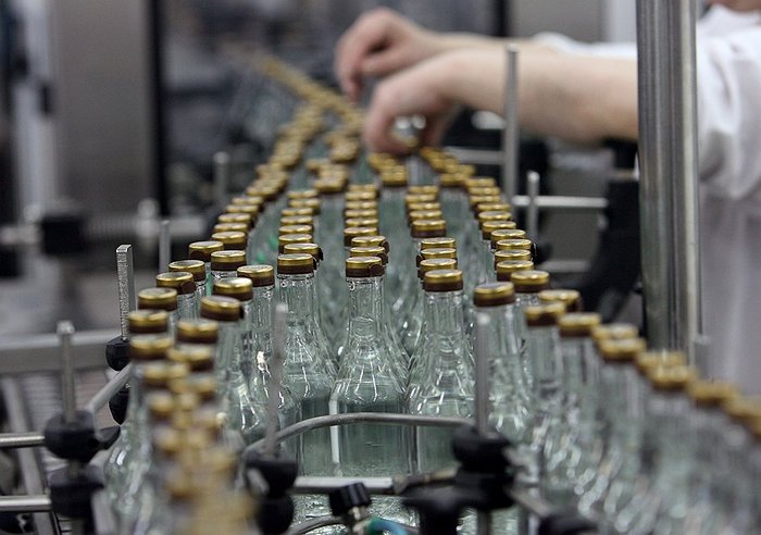 Минфин РФ предлагает повысить минимальную цену водки на 15 процентов