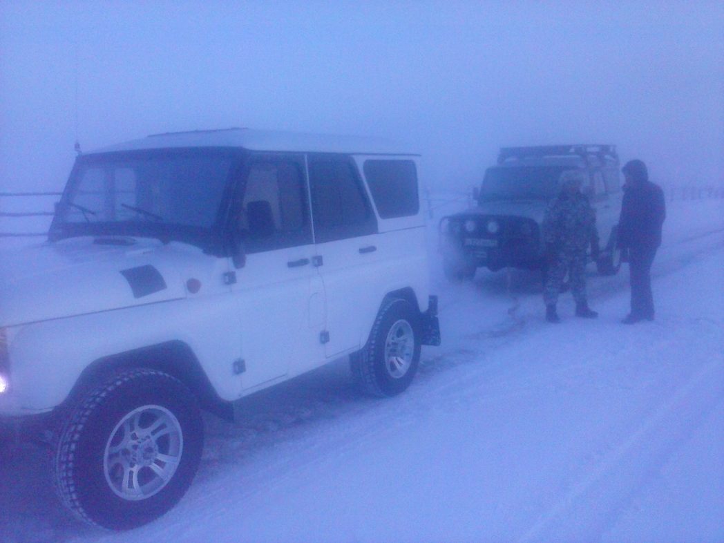 Сах 5. В Якутии замерзли в машине. УАЗ-Hunter Республика Саха Якутия. Замёрзли в машине в Якутске.