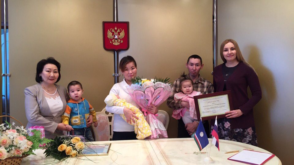 В Покровске поздравили семью, в которой родился тысячный житель Якутии 2017 года