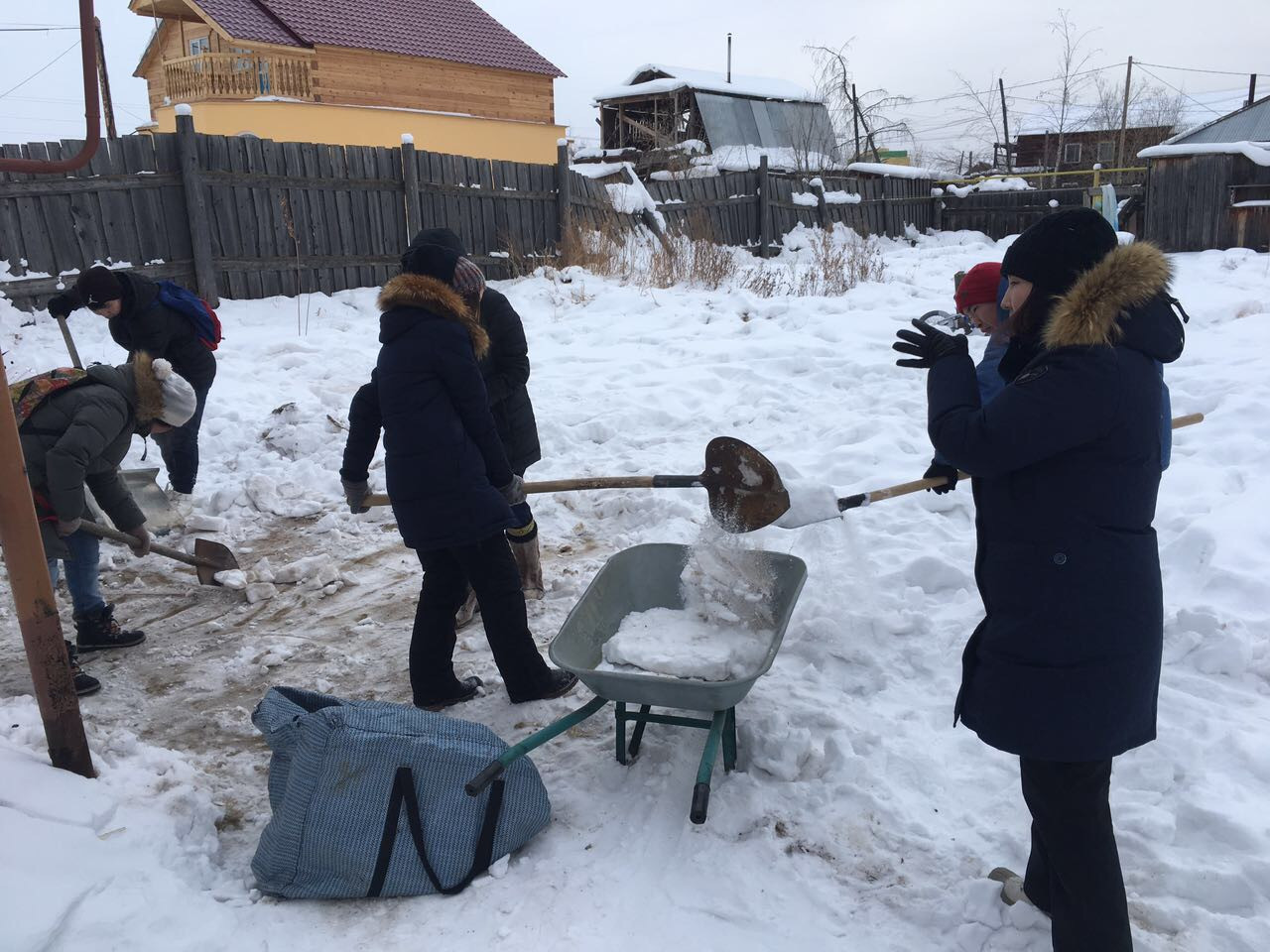Активисты студотрядов оказали помощь пожилым и многодетным семьям Якутска