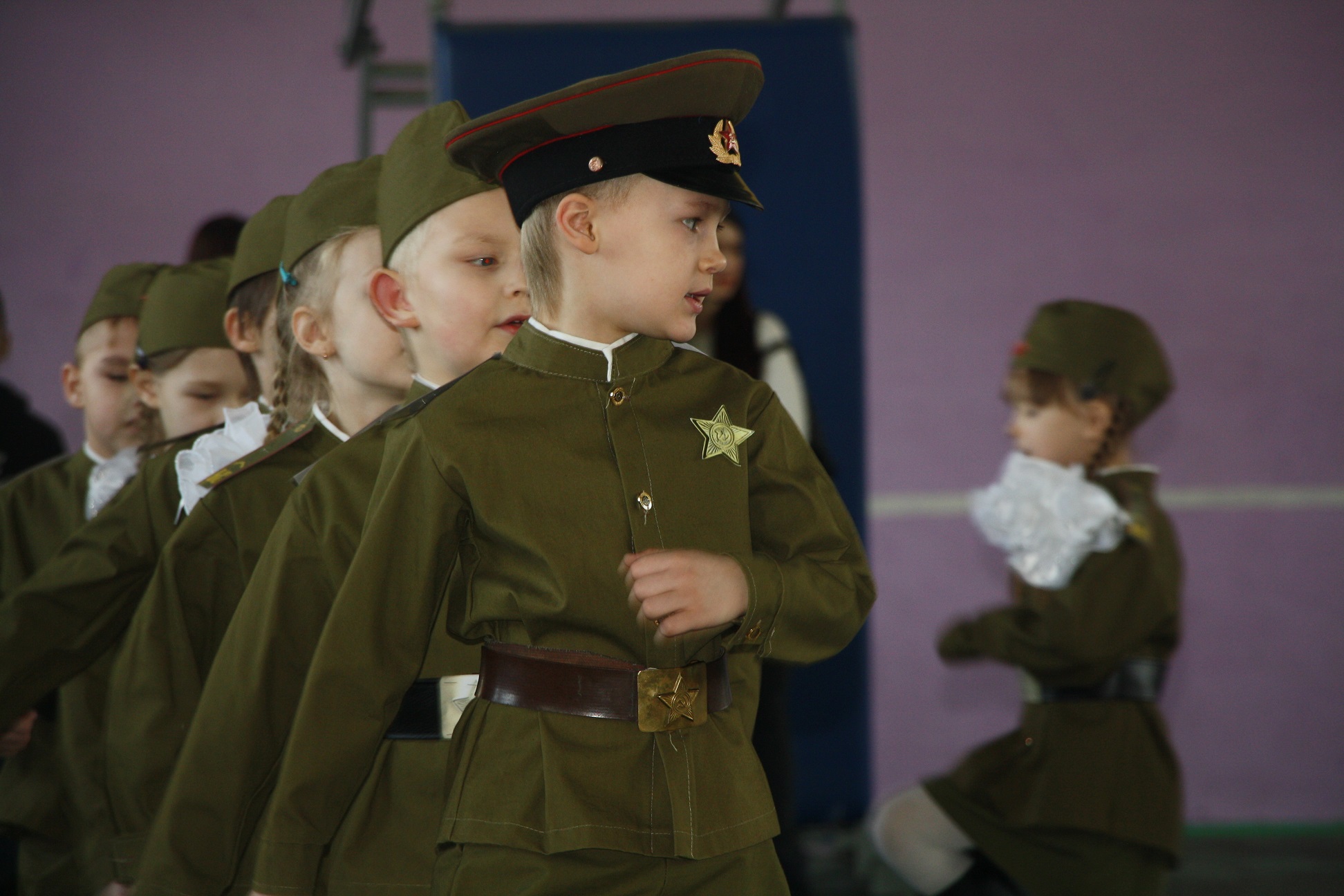 Школьники в военной форме