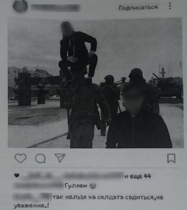Хулиган, взобравшийся на статую советского солдата, пойдет под суд