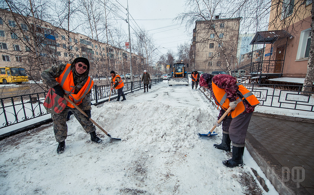 Для расчистки улиц Якутска задействованы 80 рабочих