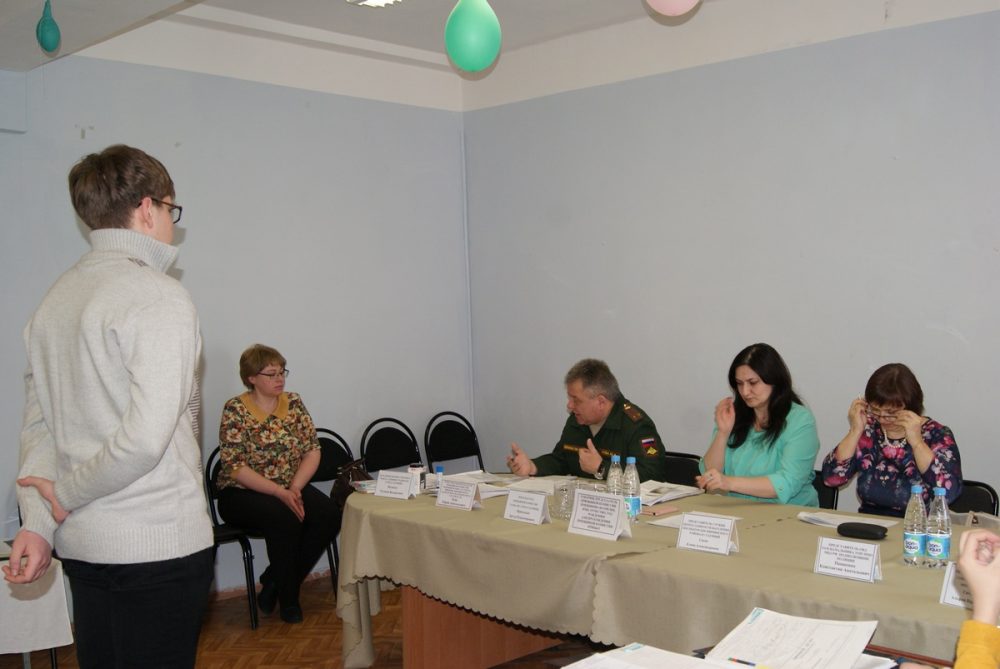 В Удачном призывников торжественно проводят на службу в армию