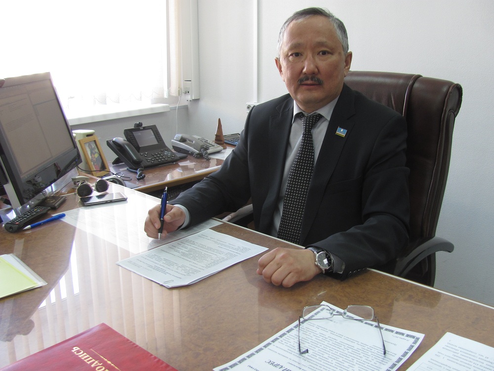 Председатель Госкомзанятости Степан Москвитин поздравляет коллег с профессиональным праздником