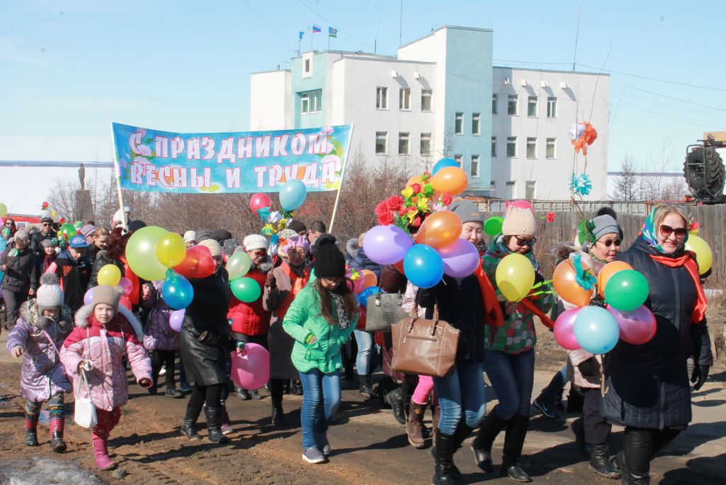 3 праздник сегодня. Первого мая Вилюйск. 1 Май Вилюйск. Черский 9 мая. 9 Мая 2022 в Черском.