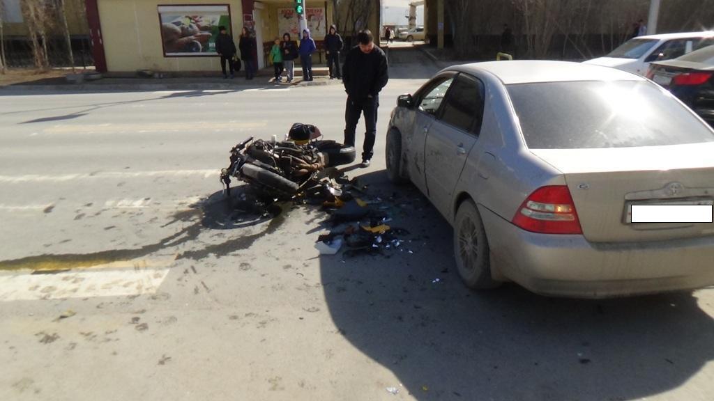 В Якутске автолюбитель не уступил дорогу мотоциклисту: авария и перелом ноги