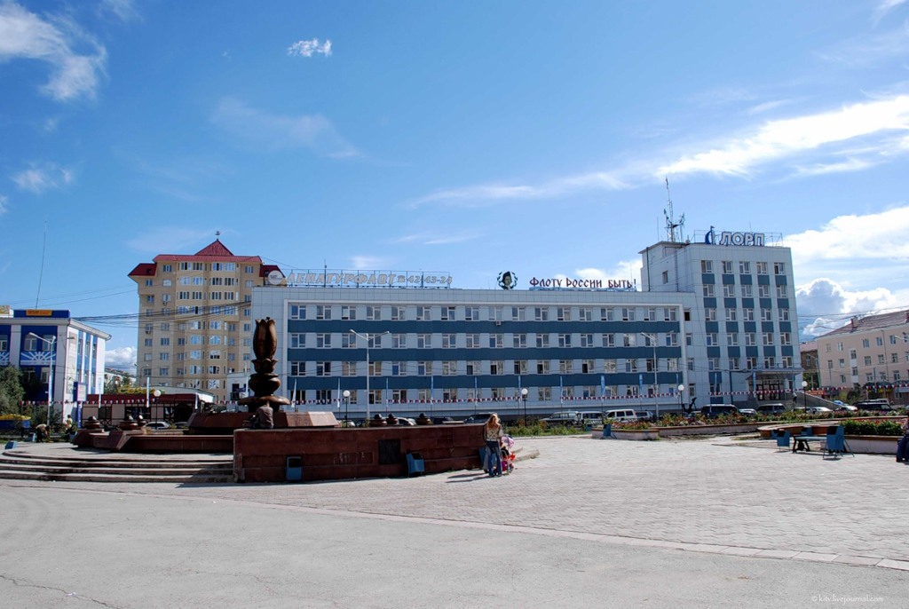 Площадь якутии. Город Якутск площадь Орджоникидзе. ЛОРП Якутск. Здание ЛОРП Якутск. Якутск площадь Орджоникидзе летом.