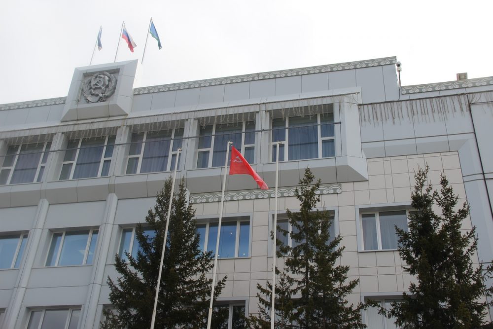 В Мирном подняли Знамя Победы