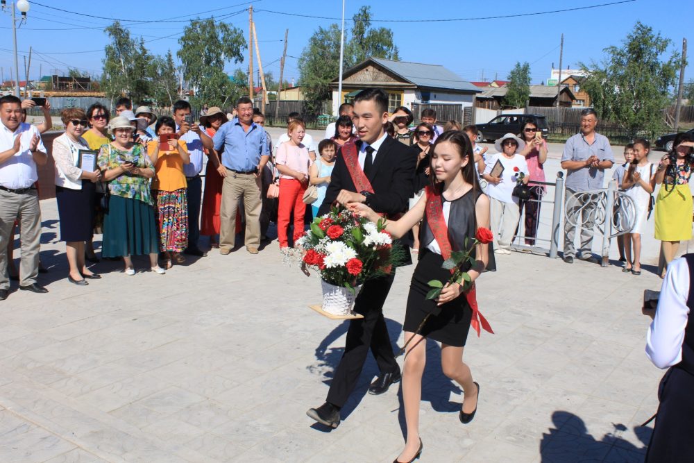 Нам улууһун туйгун үөрэнээччилэрэ улуус баһылыгын илиититтэн мэтээллэрин туттулар