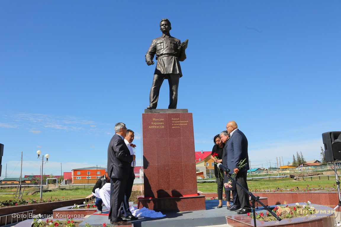 В Намцах установили памятник Максиму Аммосову