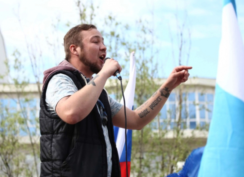 В Якутии на митинге сторонников Навального «засветился» оратор с нацистскими татуировками