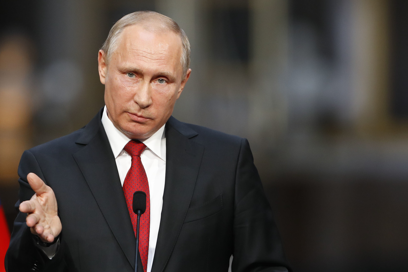 Владимир Путин указал на недопустимость сокращения часов изучения русского языка в республиках РФ