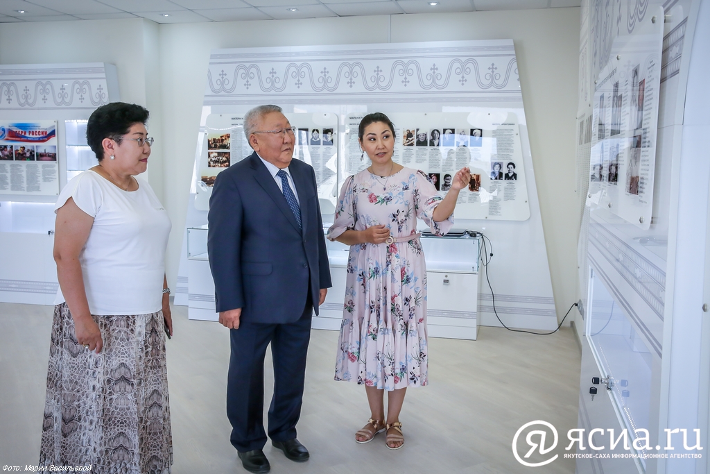 Егор Борисов подарил большой чорон музею «Материнская Слава Якутии» накануне открытия