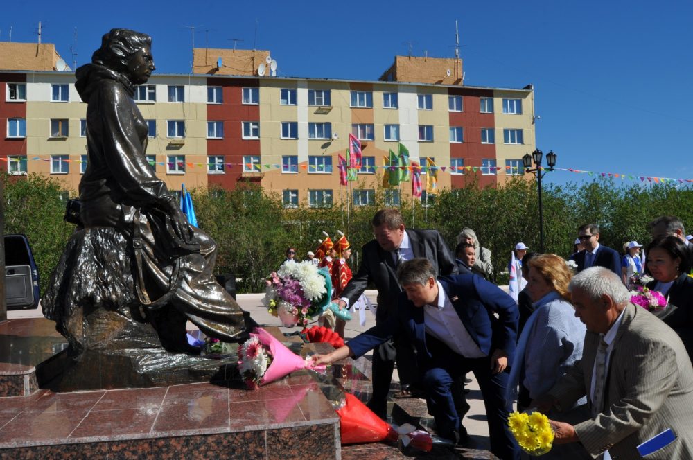 Погода в удачном саха. Памятник Попугаевой г.удачный. Саха Якутия город удачный памятник Попугаевой. Айхал Попугаевой. Памятник Попугаевой Мирный.