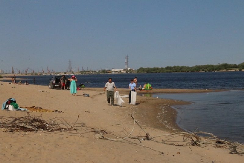 Экологи убрали от мусора берег Лены