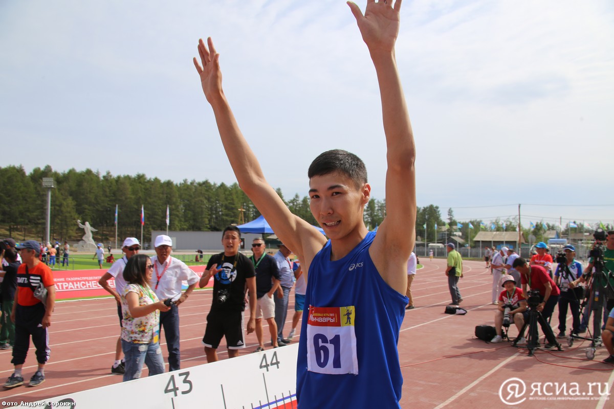 Чемпионом Игр Манчаары по национальным прыжкам «куобах» стал рекордсмен Якутии Андрей Васильев